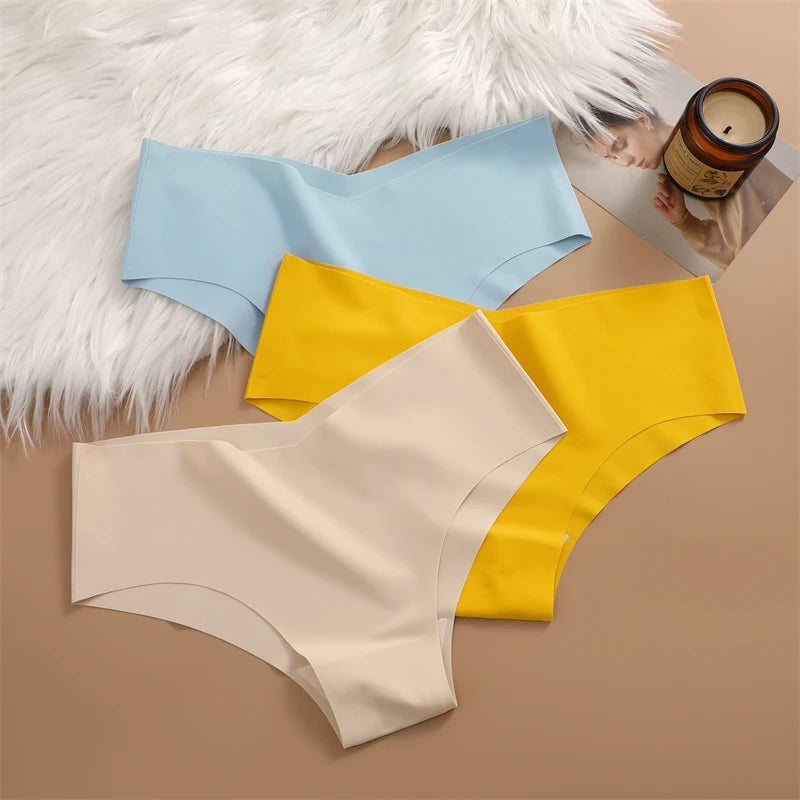 MAIRA'S COLLECTIONS FINETOO seamless V-waist panties in soft fabric, shown in a sleek, comfortable fit with smooth edges.