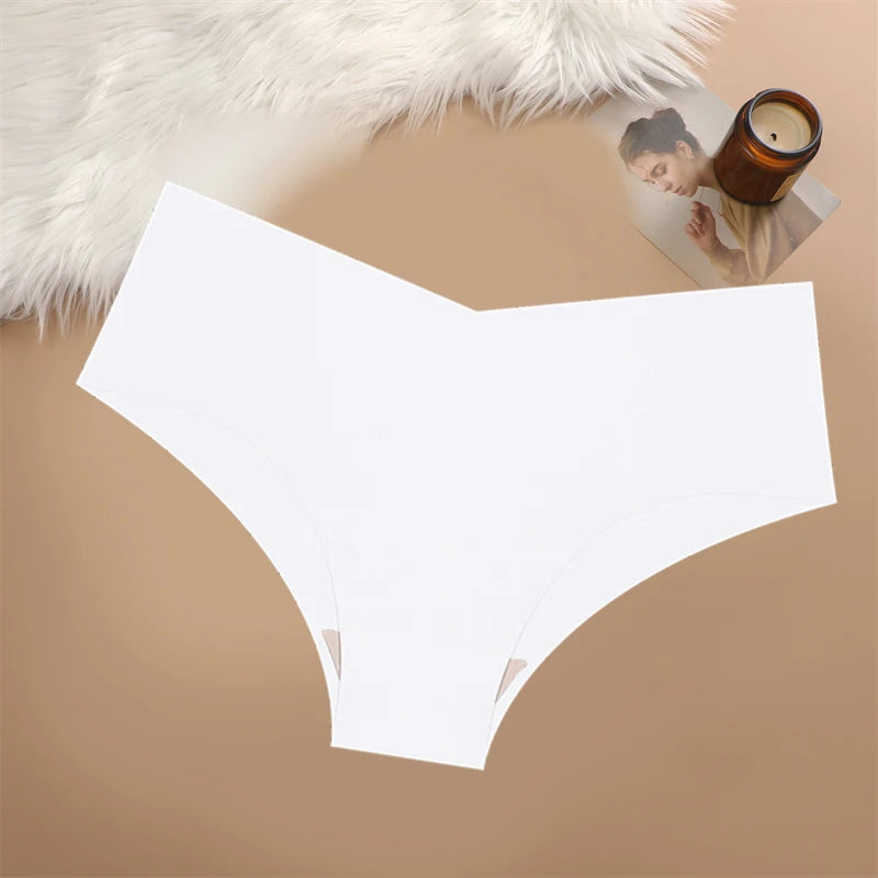 MAIRA'S COLLECTIONS FINETOO seamless V-waist panties in soft fabric, shown laid flat with smooth edges and comfortable fit.