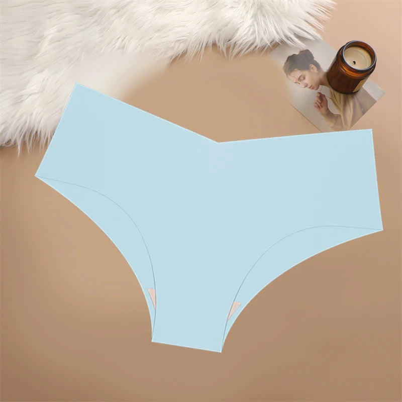MAIRA'S COLLECTIONS FINETOO seamless V-waist panties in soft fabric, displayed on a model showing comfortable fit and smooth design.
